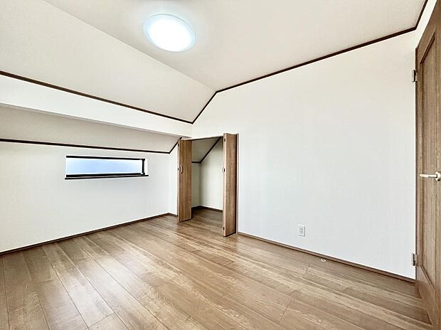 ◆A号棟◆〜Bed Room〜  全居室には収納クローゼットを完備！普段使いのお洋服や小物はもちろん、季節物のお洋服などもしっかりと整理整頓おしまい頂けます。  居室空間を広く使用できますね。