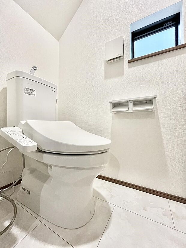 ◆A号棟◆~Toilet~ 清潔感のある水回り♪トイレはウォシュレット付きです◎トイレは毎日使わざるを得ないもの。いつも清潔を保ちたいですね。トイレが2ヶ所あるので朝の混雑時に便利です!