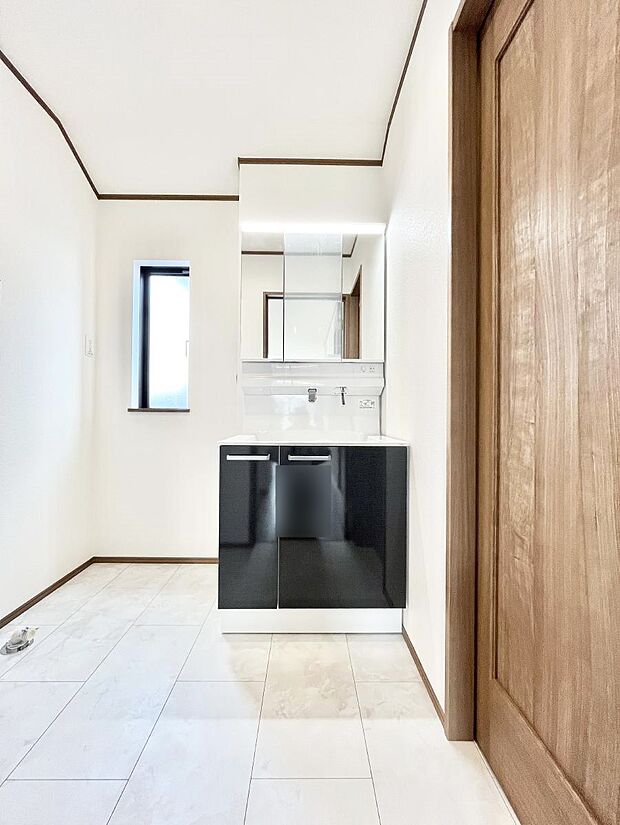 ◆A号棟◆〜Dressing Room〜　明るく清潔感溢れるパウダールーム。毎日使う場所だからこそ、快適な空間となっております。シャンプードレッサーを採用しておりますので、朝シャンも手軽に出来ます。