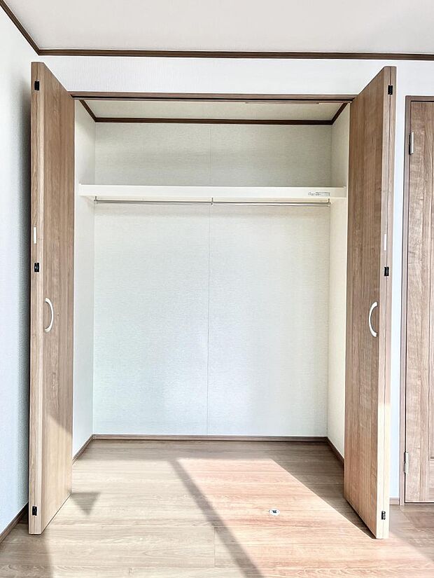 ◆A号棟◆〜Closet〜　壁面クローゼットがあればタンスを置く必要がなく、出っ張りのないスッキリ空間を維持できます。限られたスペースを有効に活用できそう。衣類や趣味の品などたっぷり収納出来ますね♪
