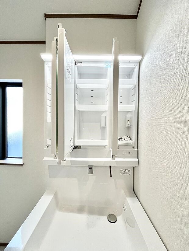 ◆A号棟◆三面鏡の裏に、化粧品や衛生用品などを収納可能。洗面台をすっきりと保ちます！