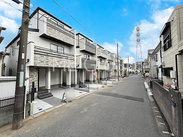 ~Exterior~ 前面道路:南 6.02m 公道 前面道路は閑静な住宅地をはしる車通りの少ない道路。駐車の出し入れもらくらくです!ご不明点・現地見学のご希望は、お気軽にお問い合わせください!