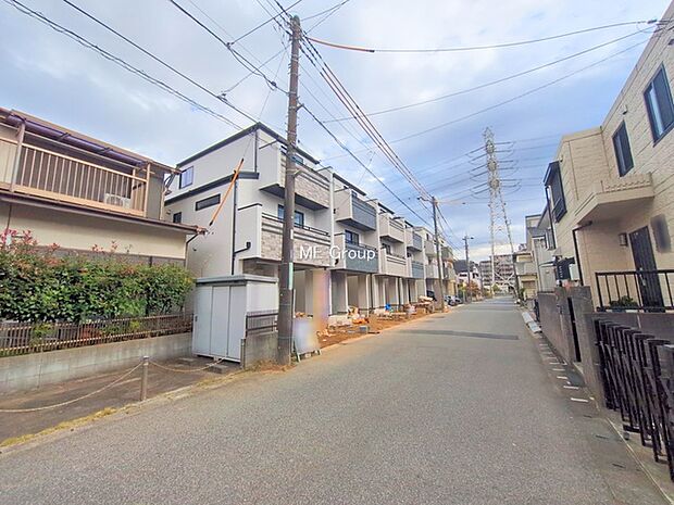 〜Exterior〜 前面道路:南 6.02m 公道 前面道路は閑静な住宅地をはしる車通りの少ない道路。駐車の出し入れもらくらくです!ご不明点・現地見学のご希望は、お気軽にお問い合わせください!