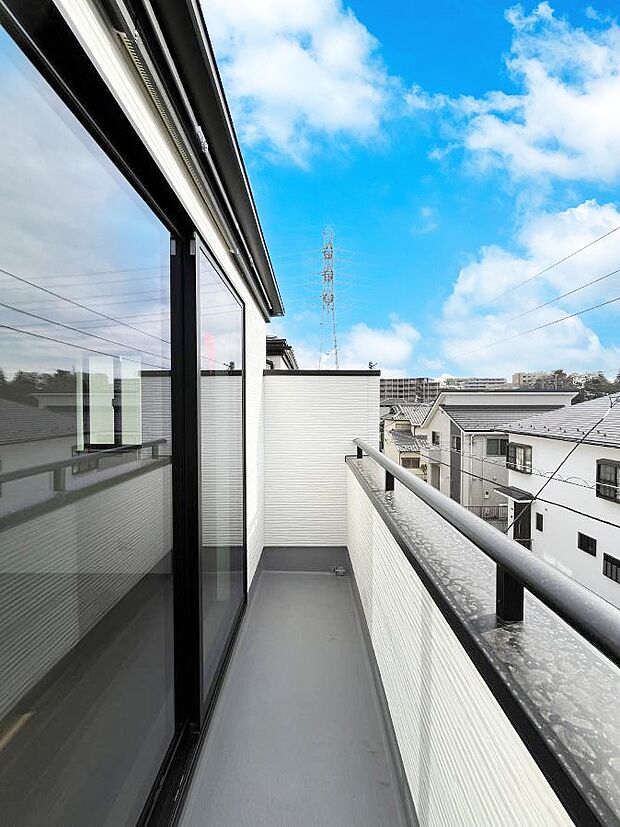 ◆A号棟◆〜Balcony〜  バルコニーは温かい陽がさしこみ、お布団や洗濯物を気持ちよく干すことができます。  使いやすく開放的なバルコニーです♪陽ざしがたっぷり降り注ぐ、バルコニー付き住まい。  