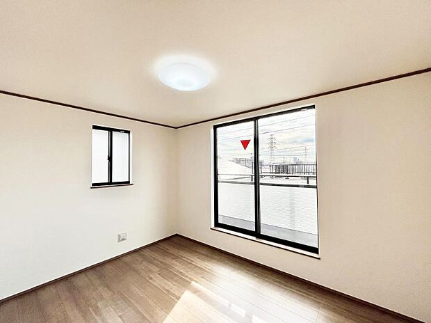 ◆A号棟◆~Bed Room~ 2面採光を確保した明るい室内は、風通しも良く、大変居心地の良い空間となっております。爽やかな風を感じて起きる朝は、快適生活の始まりに!