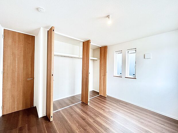 ◆94号棟◆〜Bed Room〜 マンションと違い部屋数が多いのが戸建てのメリットです。ご家族が増えたことで手狭に感じていた住まいも戸建てでは各居室プライバシーを保つことができます。