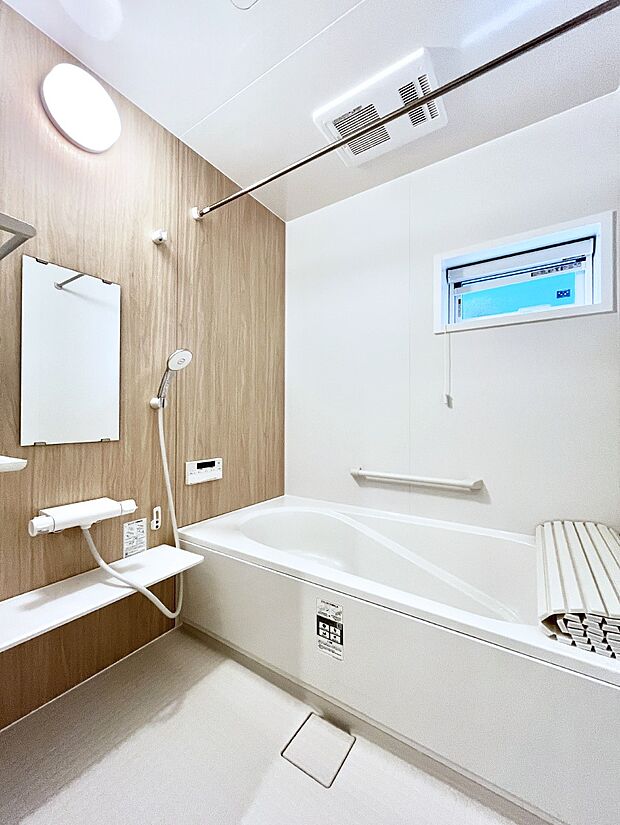 ◆94号棟◆〜Bath Room〜 窓付きのバスルームは、採光もあり明るく気持ちの良い空間です。窓があることで、換気環境も良好。ゆったり寛げるバスルームで、毎日のバスタイムが楽しみになりそうです。
