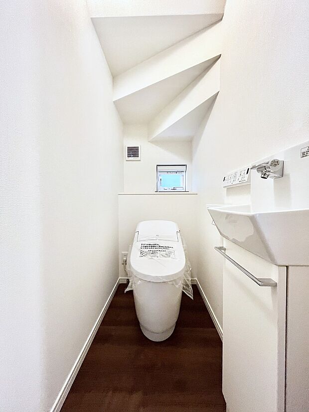 ◆94号棟◆〜Toilet〜 清潔感のある水回り♪トイレはウォシュレット付きです◎トイレは毎日使わざるを得ないもの。いつも清潔を保ちたいですね。トイレが2ヶ所あるので朝の混雑時に便利です!