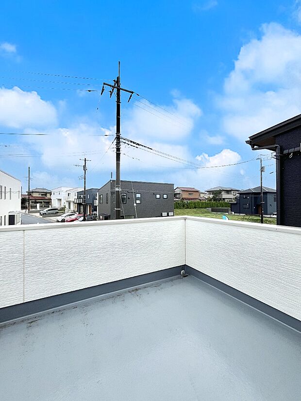 ◆94号棟◆〜Balcony〜 バルコニーは温かい陽がさしこみ、お布団や洗濯物を気持ちよく干すことができます。 使いやすく開放的なバルコニーです♪陽ざしがたっぷり降り注ぐ、バルコニー付き住まい。