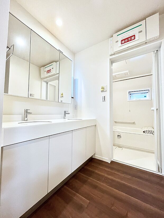 ◆94号棟◆〜Dressing Room〜 ダブルボウル洗面台。忙しい朝でもそれぞれのスペースでゆっくりと身支度をすることができます。ゆとりの洗面スペースで朝の身支度もスムーズに。