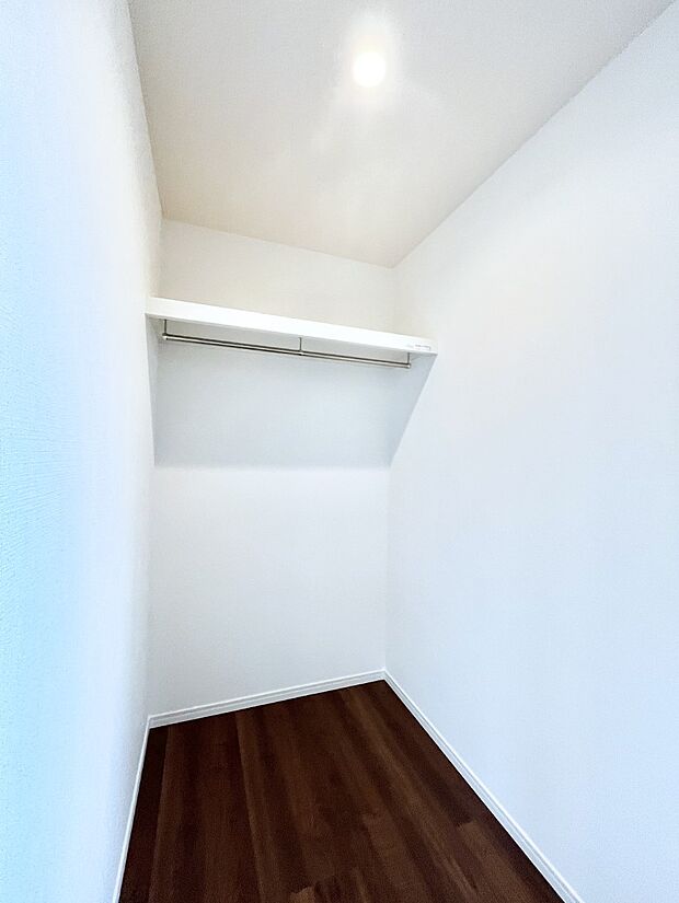 ◆94号棟◆〜Walk-in Closet〜 たくさんの洋服をかけてもシワになりにくいウォークインクローゼット。洋服以外にも、普段使わない家電やスーツケース、ストック品など何でも片付く嬉しい空間です。