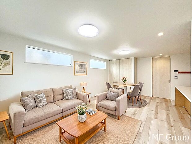 ご家族の賑やかな話し声で包まれる明るいリビング  ※家具はCGです