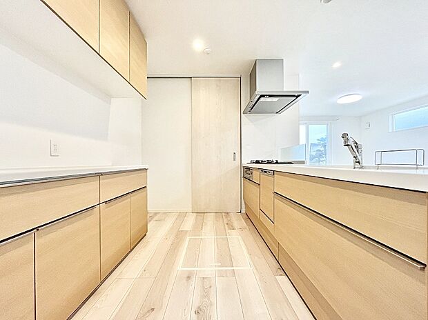 カップボードを設置した充実のキッチン。家族で一緒にお料理するのも楽しくなるキッチンです。