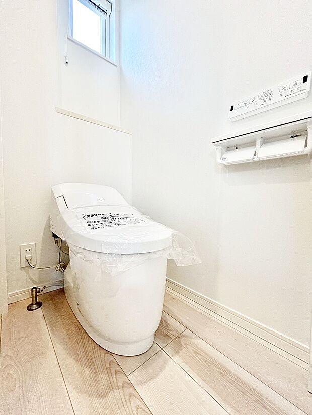 清潔感あるシャワートイレ。小窓から光が注ぎ込みます！