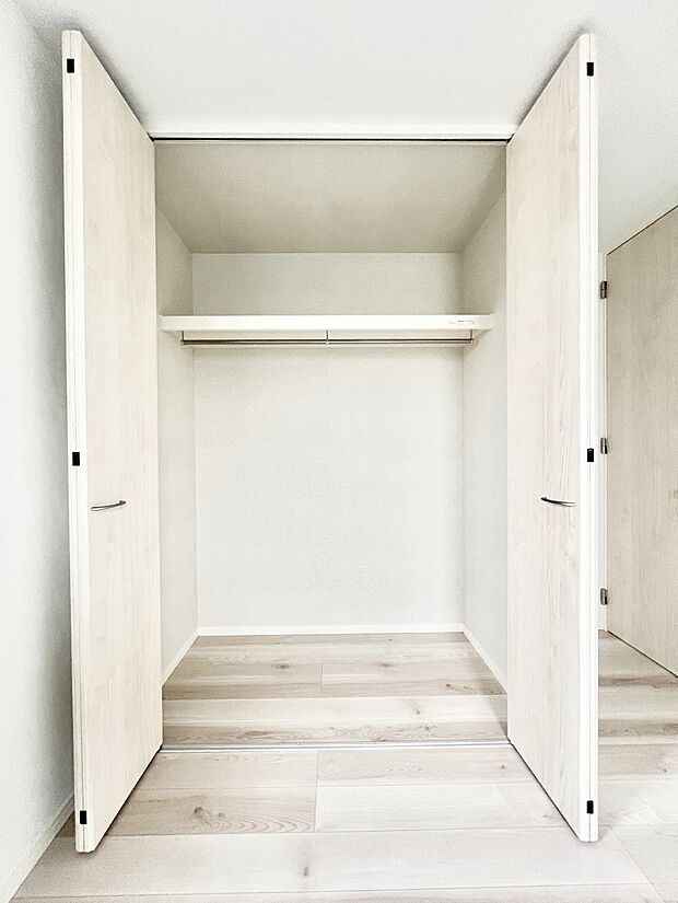 洋室のクローゼット。奥行きがあるので厚手の衣類もすっきり収まります。