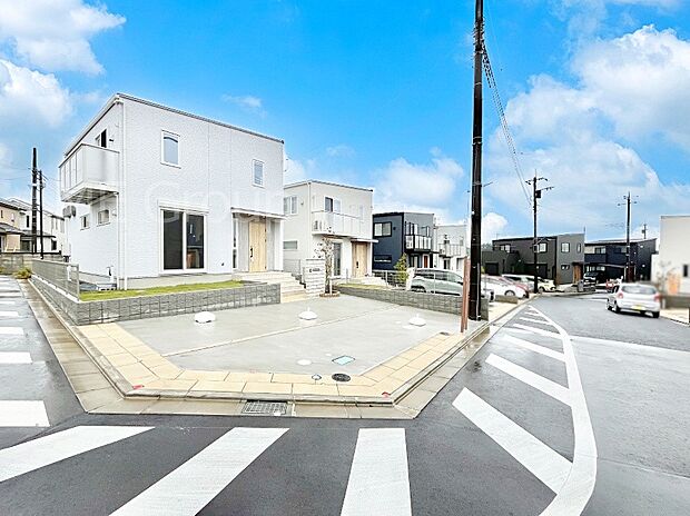 ◆1号棟◆〜Exterior〜 前面道路:南 6m 公道、東 6m 公道 角地により陽当り・風通し良好です。お家のグレードだけでなく、街並みや周辺環境も大変重要なポイントになります。