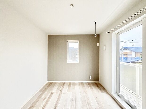 バルコニーが開放感をプラスしてくれる洋室