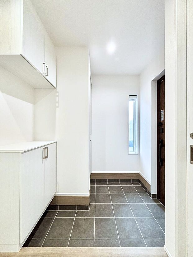 ◆1号棟◆~Entrance~ 家の中でお客様を迎える最初の場所である玄関は、家の印象そのものです!豊富な玄関収納で、常に綺麗に保つことが出来ます♪玄関にはたっぷり収納の下駄箱を完備!