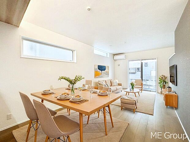 ◆1号棟◆〜Living〜　家族の食事や団らんのほか、子どもを遊ばせたり、友人を招いたりするLDKは住まいの中心。長時間過ごす場所だから、その空間は住まい全体の居心地を左右します。  ※家具はCGです