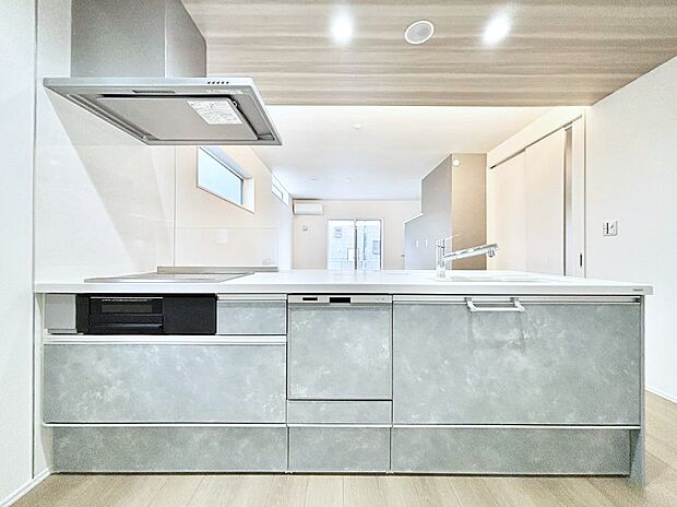 ◆1号棟◆~Kitchen~ 会話が弾むリビング、料理が愉しくなるキッチン。家は、ただ生活する場ではなく、暮らしを愉しく、快適にする場所。笑顔の毎日、安らぎの日々のために、最新の設備・仕様を採用。