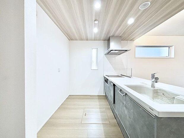 ◆1号棟◆~Kitchen~ 自然光が入る窓のあるキッチン☆毎日使う場所だからこそ、使い勝手を考慮しました。ゆったりとしたキッチンコーナーは質感豊かな仕上がりとなっております。