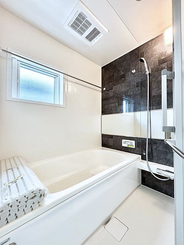 ◆1号棟◆〜Bath Room〜　落ち着いた雰囲気の浴室で明日に向けてリフレッシュ。浴室乾燥機能も付いているので隣の洗濯機置き場で洗い上がった洗濯物を、雨の日も天気を気にせず乾燥させることも可能です。