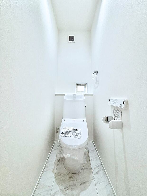 ◆1号棟◆~Toilet~ 清潔感のある水回り♪トイレはウォシュレット付きです◎トイレは毎日使わざるを得ないもの。いつも清潔を保ちたいですね。トイレが2ヶ所あるので朝の混雑時に便利です!
