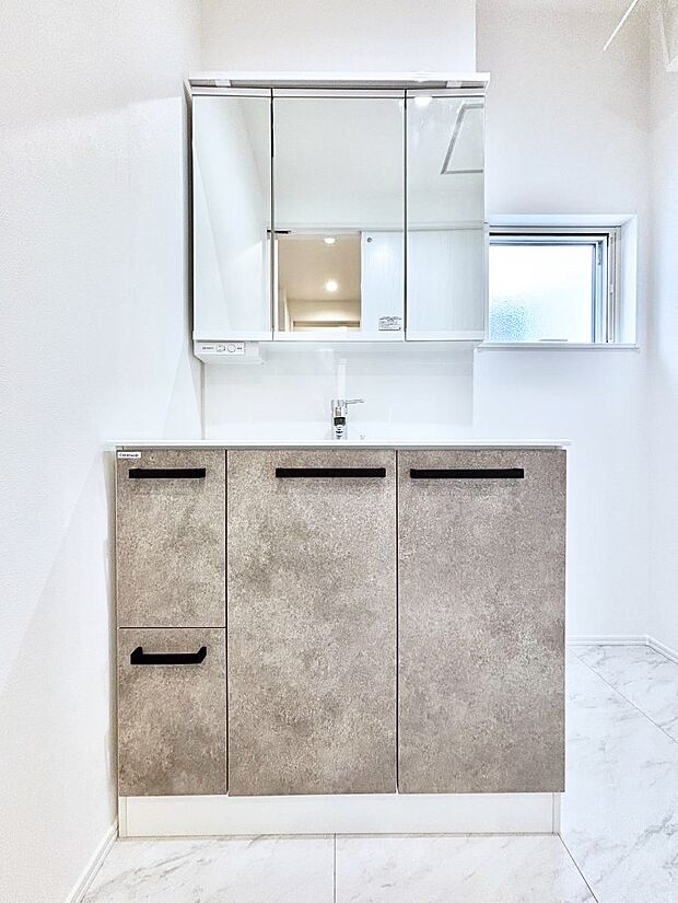 ◆1号棟◆〜Dressing Room〜　十分な大きさの洗面台は収納もさる事ながら、身だしなみチェックや歯磨きなど、朝の慌ただしい時間でもホテルライクなスペースで余裕とゆとりを感じて頂けます。