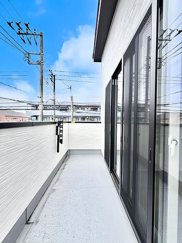 ~Balcony~ 南向きのバルコニーの前には雲以外に太陽を遮るものがありません。お洗濯物も乾きやすく、何より明るく気持ちのいい光が入ってきます。使いやすく開放的なバルコニーです♪