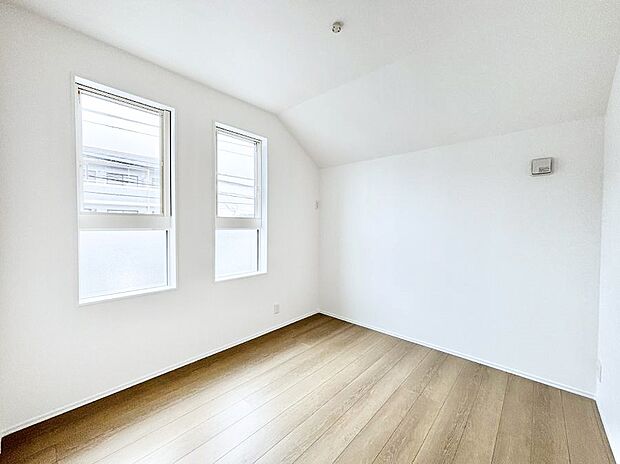 ◆1号棟◆~Bed Room~ 木の温もりがやさしいフローリングは安らぎをもたらすプライベート空間。明るめのフローリングですので、壁紙ともマッチし、お部屋を更に広く見せてくれる効果も。