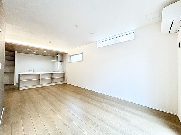 ◆1号棟◆~Living~ 家族の一体感を感じられる広々としたスペース。家族と過ごす時間を大切にする方にピッタリのゆとりの住空間です。お子様が走り回っても安心して見守れます。