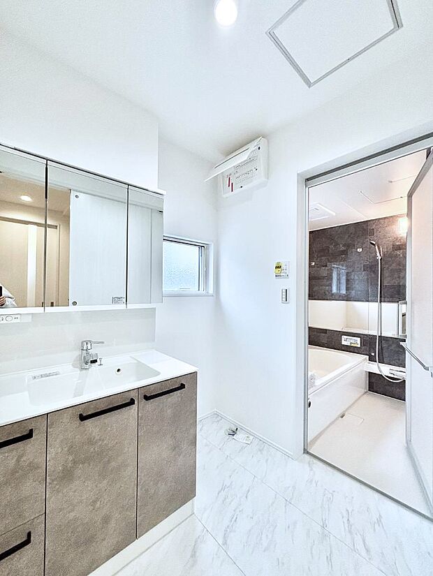 ◆1号棟◆~Dressing Room~ 暗くなりがちな洗面所も窓があると採光と換気が可能なので気持ちよくお使い頂けます。三面鏡タイプの洗面台は鏡裏収納で散らかりがちな洗面所もスッキリ♪