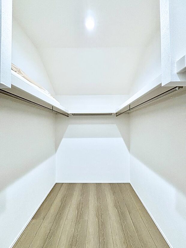 ◆1号棟◆〜Walk-in Closet〜　たくさんの洋服をかけてもシワになりにくいウォークインクローゼット。洋服以外にも、普段使わない家電やスーツケース、ストック品など何でも片付く嬉しい空間です。