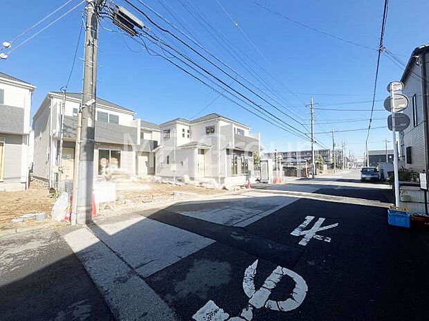 〜Exterior〜 前面道路は閑静な住宅地をはしる車通りの少ない道路。駐車の出し入れもらくらくです!ご不明点・現地見学のご希望は、お気軽にお問い合わせください!