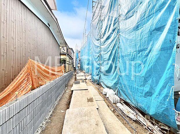 奥まった地形は、車道に面しておらず、静かでプライベート感を味わえる立地です。 