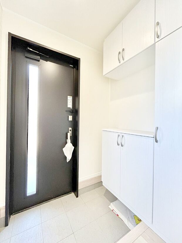 ◆C号棟◆〜Entrance〜 家の中でお客様を迎える最初の場所である玄関は、家の印象そのものです!豊富な玄関収納で、常に綺麗に保つことが出来ます♪玄関にはたっぷり収納の下駄箱を完備!