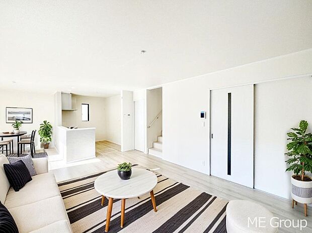 ◆C号棟◆〜Living〜 LDKに階段のある間取り♪家族のコミュニケーションがスムーズに取れますね♪ゆとりある暮らしと心地よい住環境が紡ぐ贅沢な時間をご家族みんなでお過ごし下さい。※家具はCGです