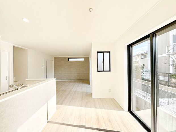 ◆C号棟◆〜Living〜 家族の一体感を感じられる広々としたスペース。家族と過ごす時間を大切にする方にピッタリのゆとりの住空間です。お子様が走り回っても安心して見守れます。