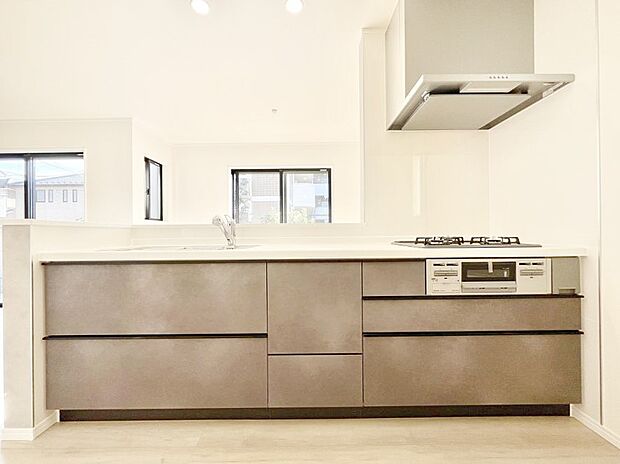 ◆C号棟◆〜Kitchen〜 広くて使いやすいキッチンなら家族でいっしょに料理をつくったり、後片付けも手間なくできちゃいます♪収納もたっぷりあるので、いつもすっきりと清潔な印象を保てます。