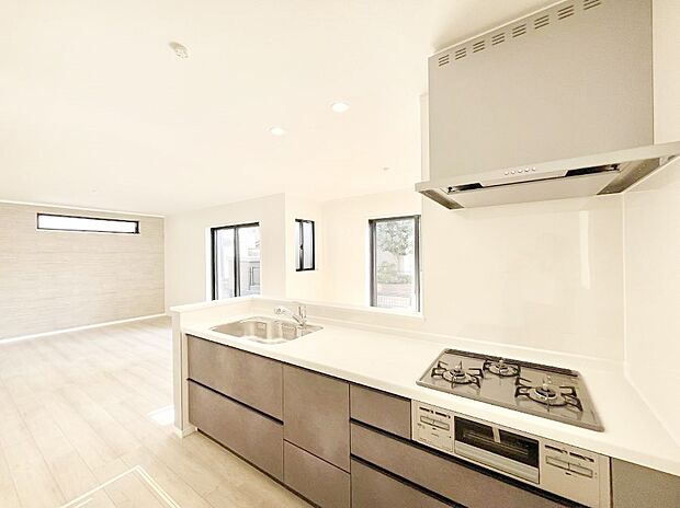 ◆C号棟◆〜Kitchen〜 「さぁ今日は何を作ろう」こんなキッチンなら思いっきり料理ができちゃいます。キッチンからはリビングが一望できます。家族がつながるお家がここにございます。