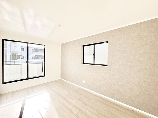 ◆C号棟◆〜Bed Room〜 「今日も一日お疲れ様」とご夫婦でゆったりくつろげる寝室。毎日の家事やお仕事に疲れた日はフカフカのベットで癒されてください。本棚をおいても快適な広さが自慢♪