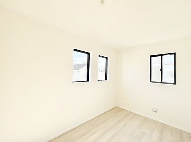 ◆C号棟◆〜Bed Room〜 子供部屋はお子様にとって大変重な役割があります。子供一人で過ごす空間を与えることで、宿題や勉強時間も自然と増えまた自ら部屋の片付けや掃除なども促すことに繋がります。