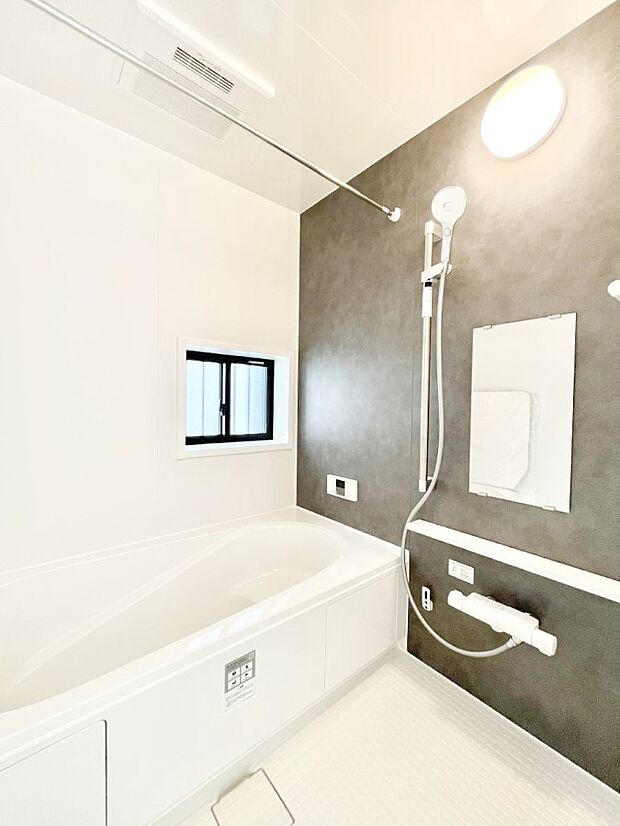 ◆C号棟◆〜Bath Room〜 窓付きのバスルームは、採光もあり明るく気持ちの良い空間です。窓があることで、換気環境も良好。ゆったり寛げるバスルームで、毎日のバスタイムが楽しみになりそうです。