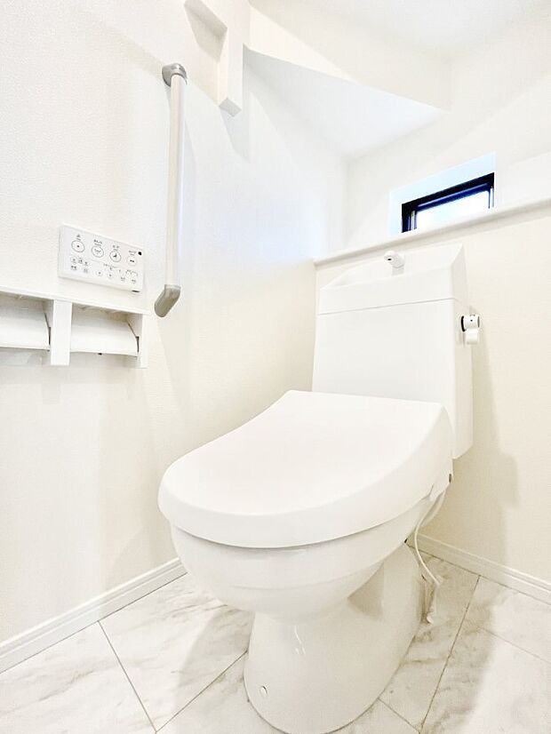 ◆C号棟◆〜Toilet〜 清潔感のある水回り♪トイレはウォシュレット付きです◎トイレは毎日使わざるを得ないもの。いつも清潔を保ちたいですね。トイレが2ヶ所あるので朝の混雑時に便利です!