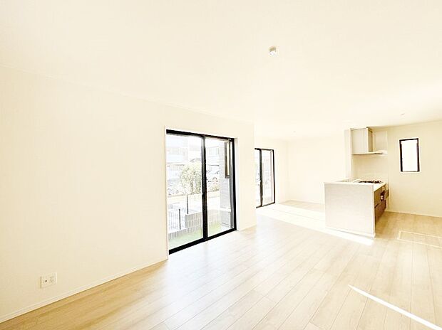 ◆C号棟◆〜Living〜 飽きの来ないシンプルでおしゃれなLDK。大きな窓から日差しが差し込むので室内も明るく、家族の憩いの場としてピッタリです。開放感と日当たりの良さを是非ご覧ください!