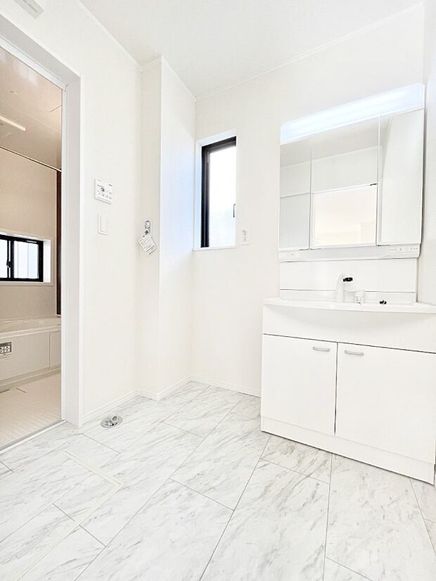 ◆C号棟◆〜Dressing Room〜 暗くなりがちな洗面所も窓があると採光と換気が可能なので気持ちよくお使い頂けます。三面鏡タイプの洗面台は鏡裏収納で散らかりがちな洗面所もスッキリ♪