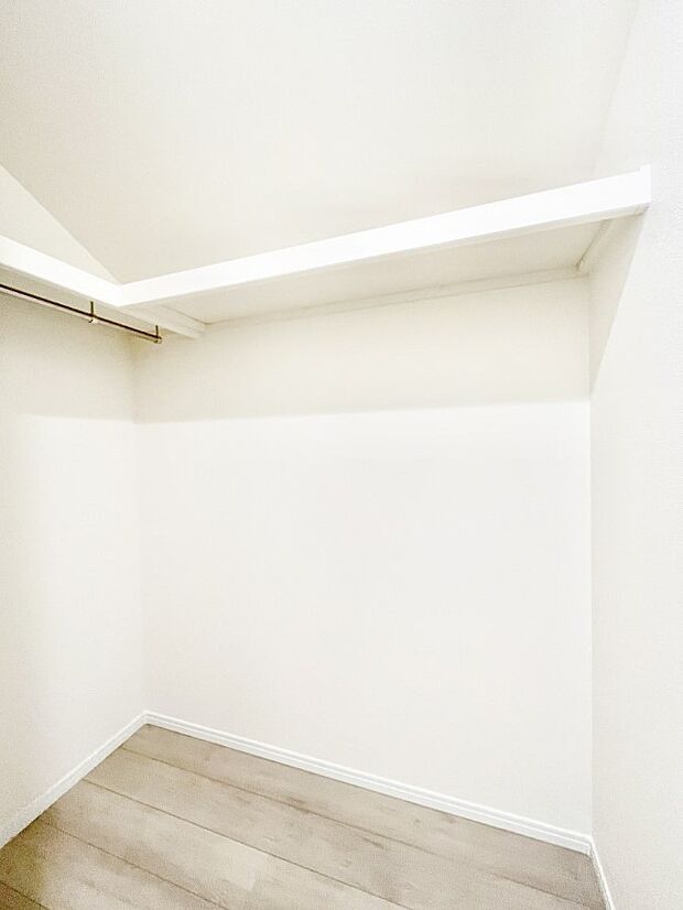 ◆C号棟◆〜Walk-in Closet〜 たくさんの洋服をかけてもシワになりにくいウォークインクローゼット。洋服以外にも、普段使わない家電やスーツケース、ストック品など何でも片付く嬉しい空間です。