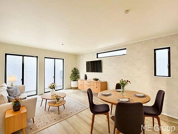 ◆C号棟◆〜Living〜　家族の食事や団らんのほか、子どもを遊ばせたり、友人を招いたりするLDKは住まいの中心。長時間過ごす場所だから、その空間は住まい全体の居心地を左右します。※家具はCGです