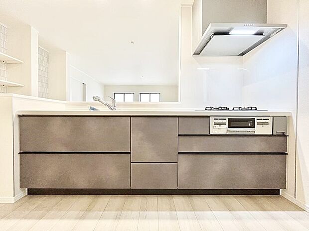 ◆C号棟◆〜Kitchen〜　広くて使いやすいキッチンなら家族でいっしょに料理をつくったり、後片付けも手間なくできちゃいます♪収納もたっぷりあるので、いつもすっきりと清潔な印象を保てます。