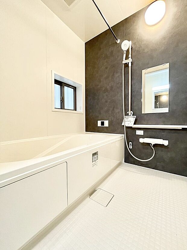 ◆C号棟◆〜Bath Room〜　窓付きのバスルームは、採光もあり明るく気持ちの良い空間です。窓があることで、換気環境も良好。ゆったり寛げるバスルームで、毎日のバスタイムが楽しみになりそうです。